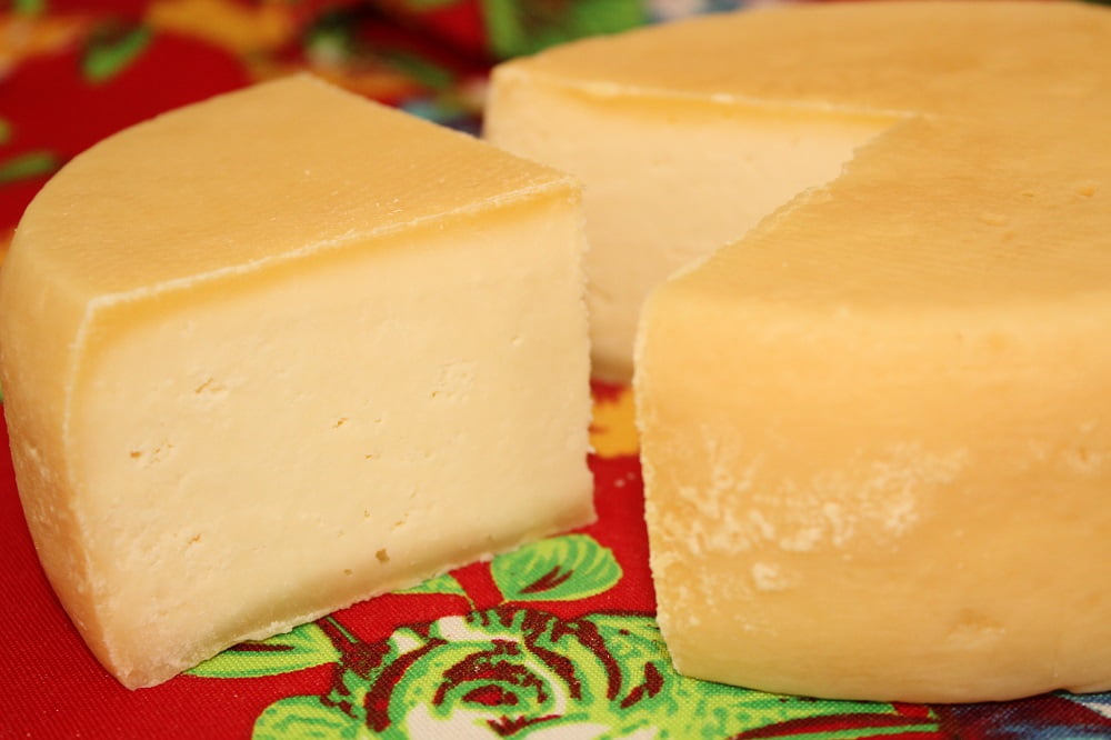 Idoso será indenizado em R$ 10 mil por encontrar pedaço de borracha dentro de queijo 