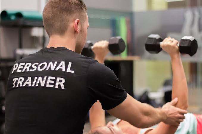 ‘COBRANÇA ILEGÍTIMA’: Juíza do DF proíbe que academia cobre taxa de personal trainer