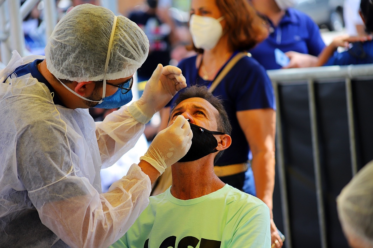 Justiça determina afastamento de secretário por compra “apressada” de testes de Covid