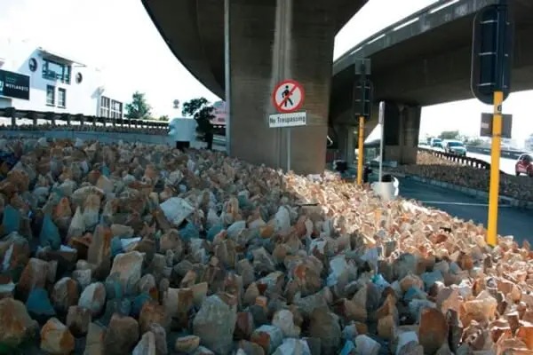  Prefeitura é proibida de colocar pedras e estacas em viadutos para afastar pessoas em situação de rua