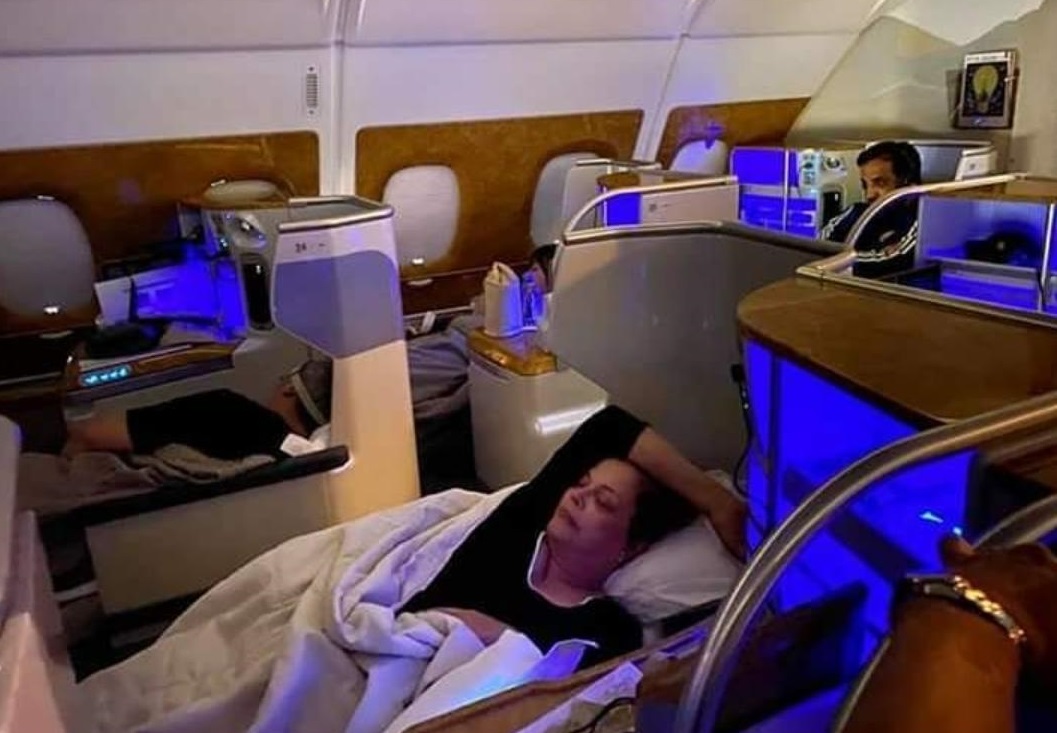 Juíza condena homem em R$ 25 mil para indenizar Dilma por foto em voo e deboche