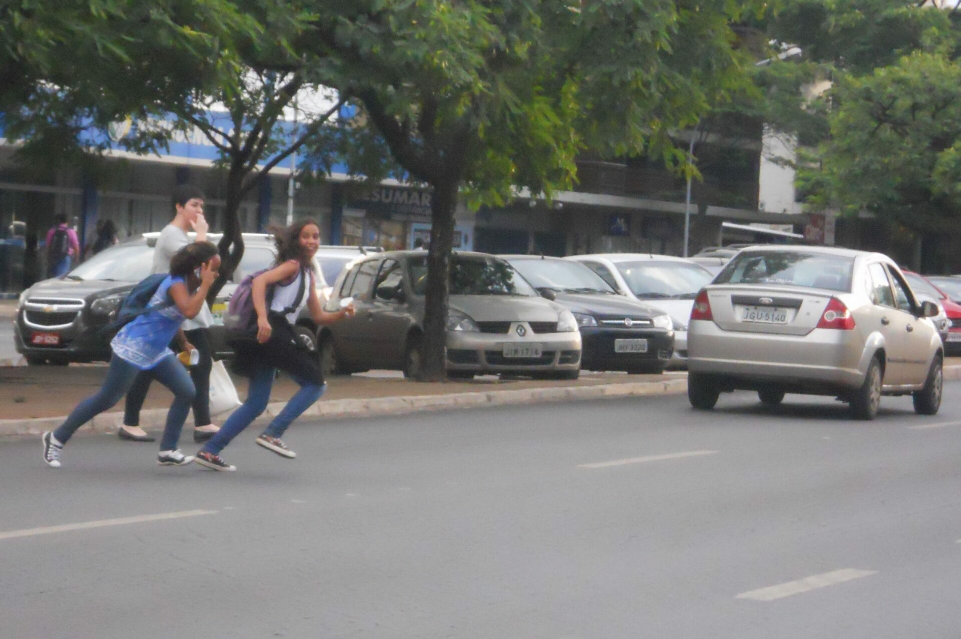 Pedestre atropelada ao violar semáforo aberto para veículos não tem direito a indenização￼￼￼