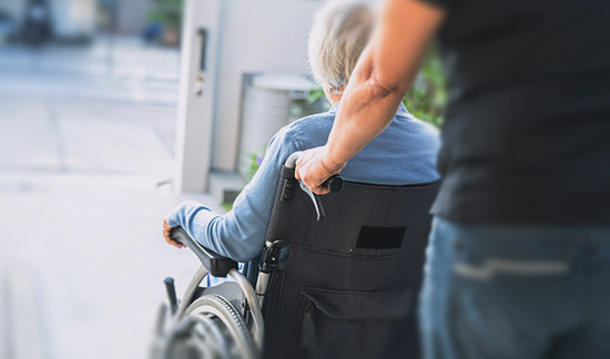 Mulher conquista direito de seguir em lar de idosos mesmo sem ter 60 anos