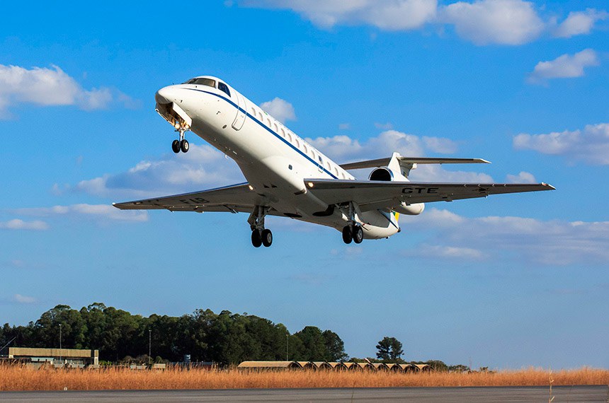 Companhia aérea é condenada a indenizar ex-empregada por gastos com padrão estético exigido