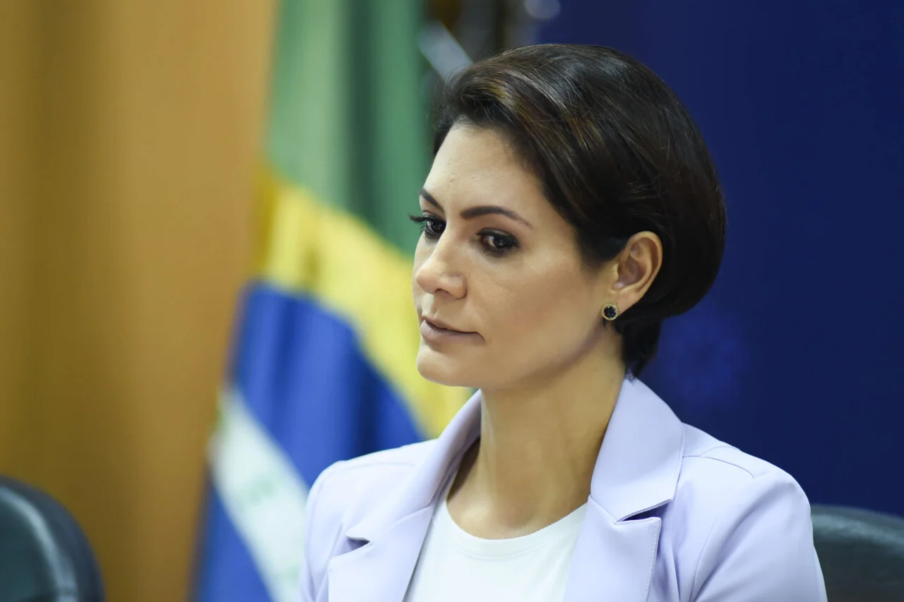 Justiça tenta intimar Michelle Bolsonaro em ação movida por filha de Leila Diniz