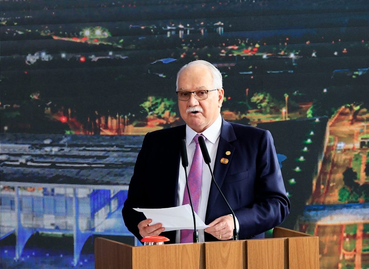 "Existimos na democracia e dela jamais desistiremos", afirma Fachin em defesa da responsabilização por atos golpistas