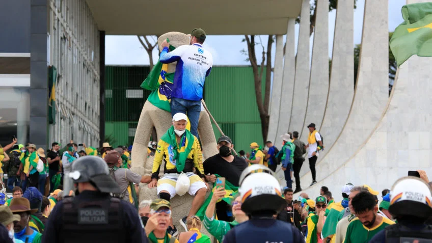 Dois anos após ataques, STF já responsabilizou 898 envolvidos nos atos antidemocráticos de 8 de janeiro