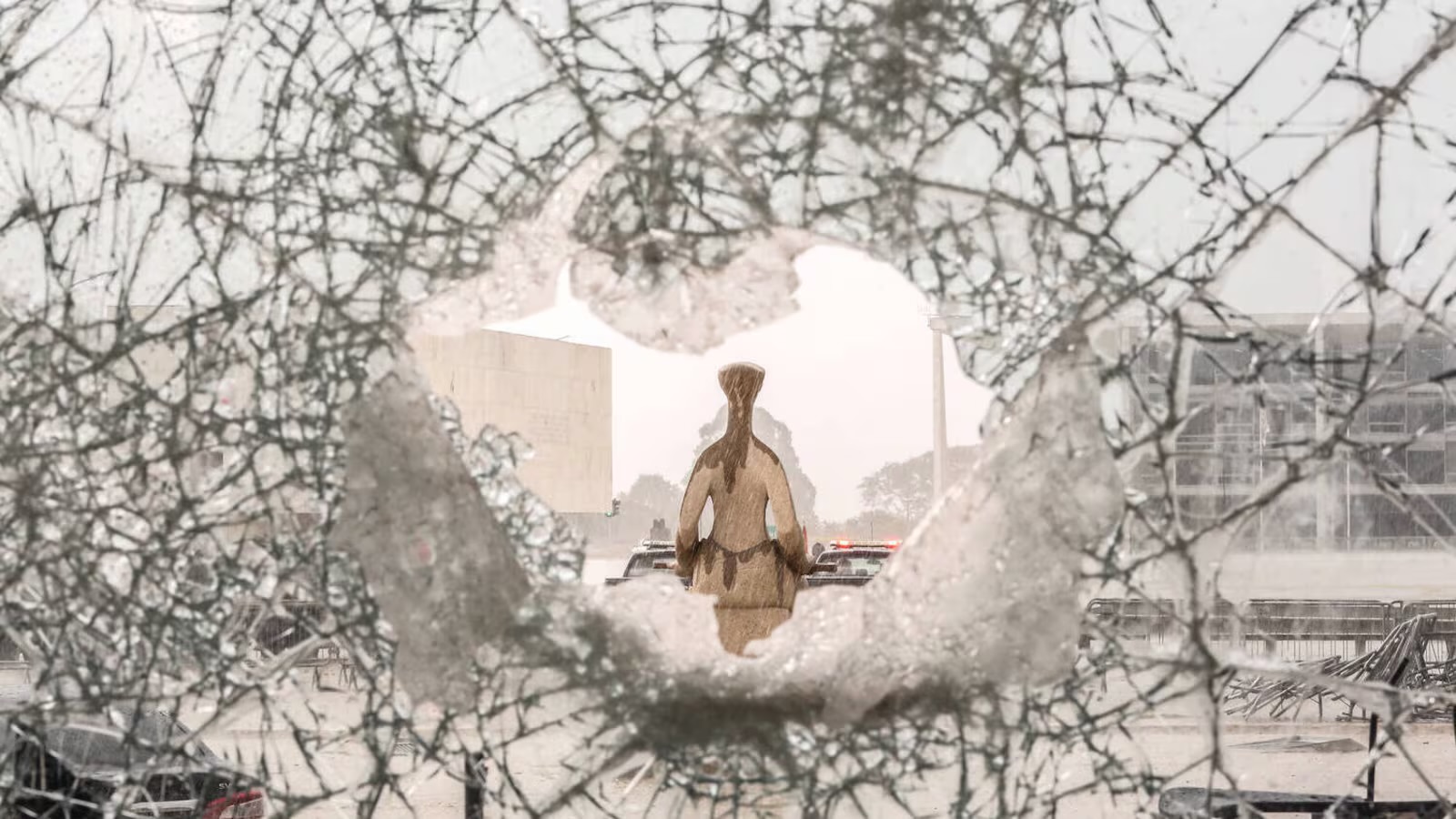 Dois anos do 8 de Janeiro: STF faz roda de conversa e recebe obras feitas com destroços