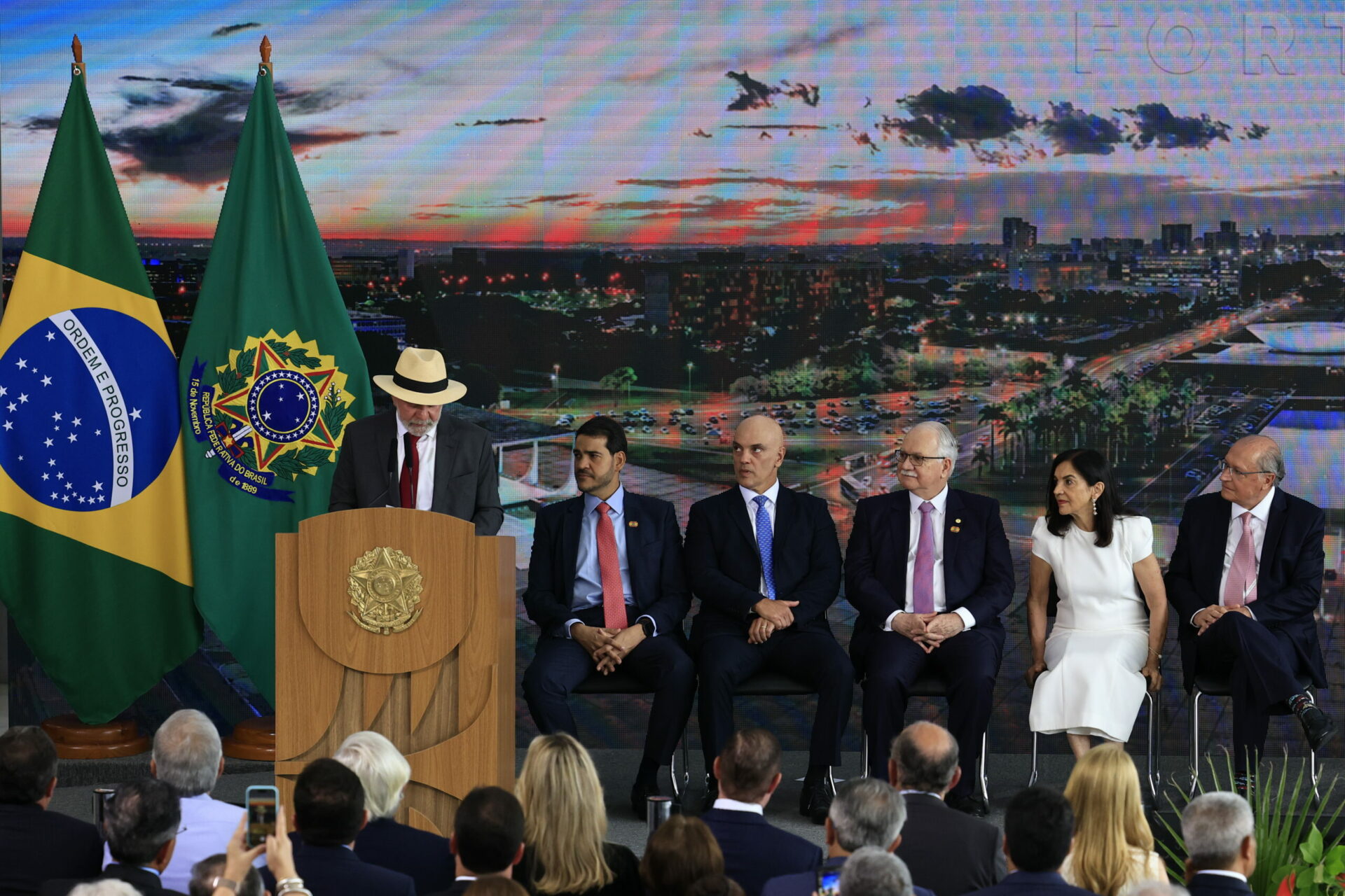 Ministros do STF participam de evento no Planalto em memória aos ataques do 8 de janeiro