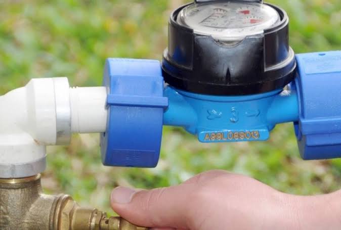 Imobiliária é condenada a indenizar inquilino devedor por corte no fornecimento de água