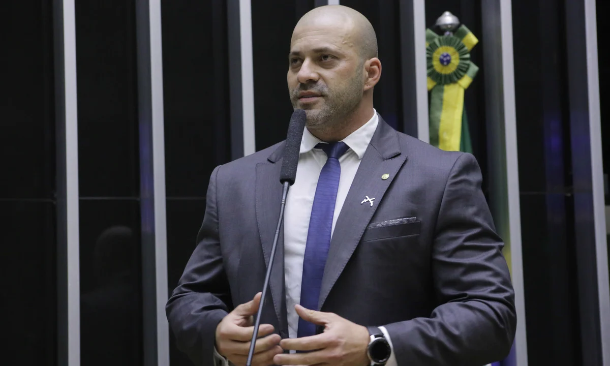 Alexandre de Moraes dá 48 horas para defesa de Daniel Silveira entregar arma à Justiça