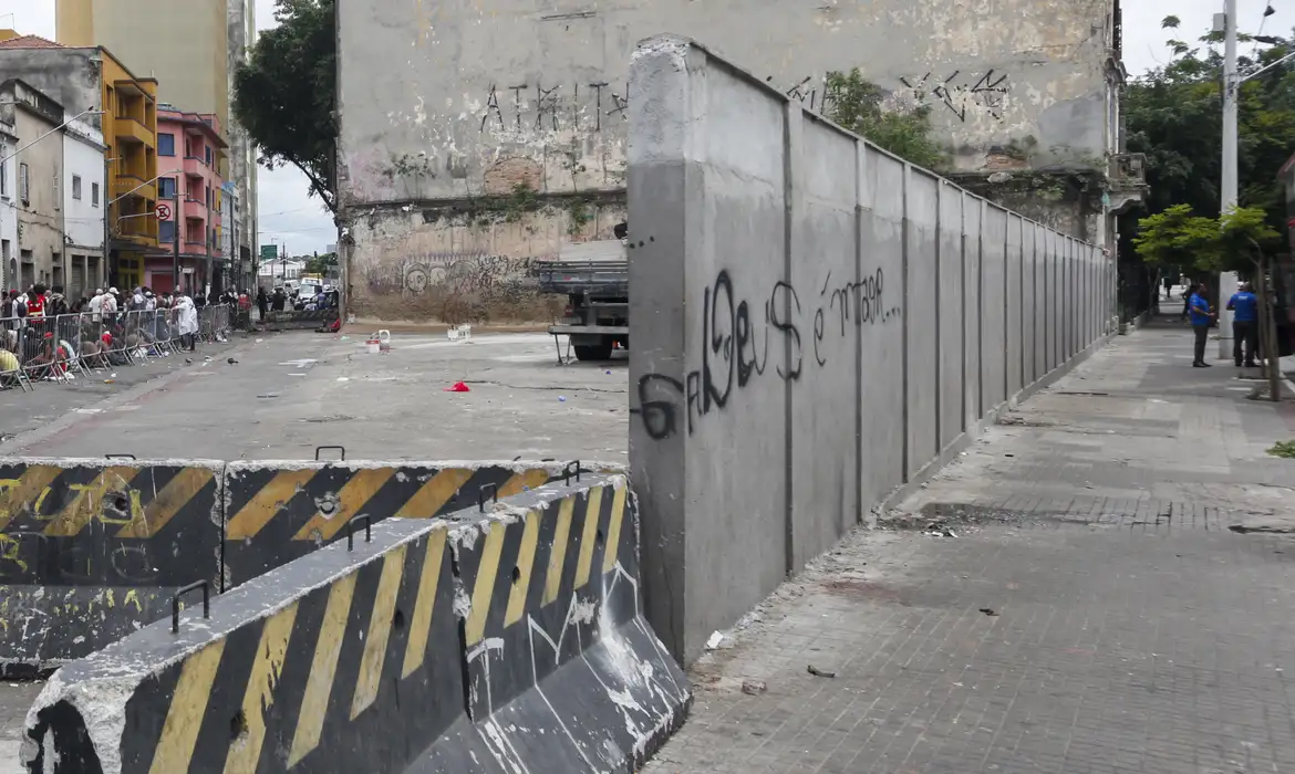 Termina nesta sexta prazo do STF para SP explicar muro na Cracolândia