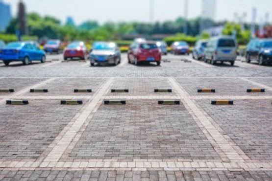 Supermercado é condenado a indenizar consumidor por dano em veículo estacionado