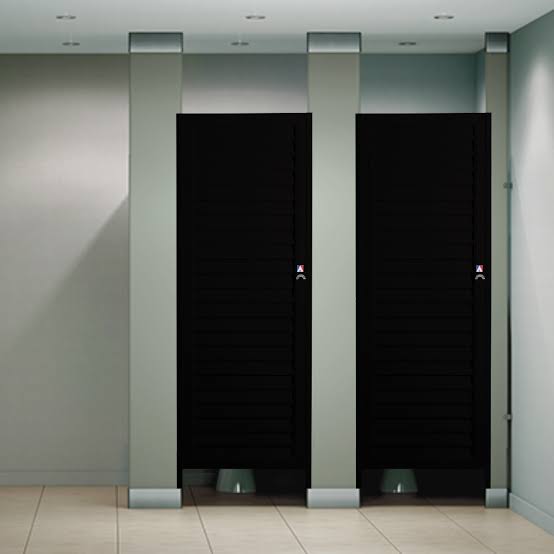 Trabalhador será indenizado por mensagens ofensivas em porta de banheiro da empresa