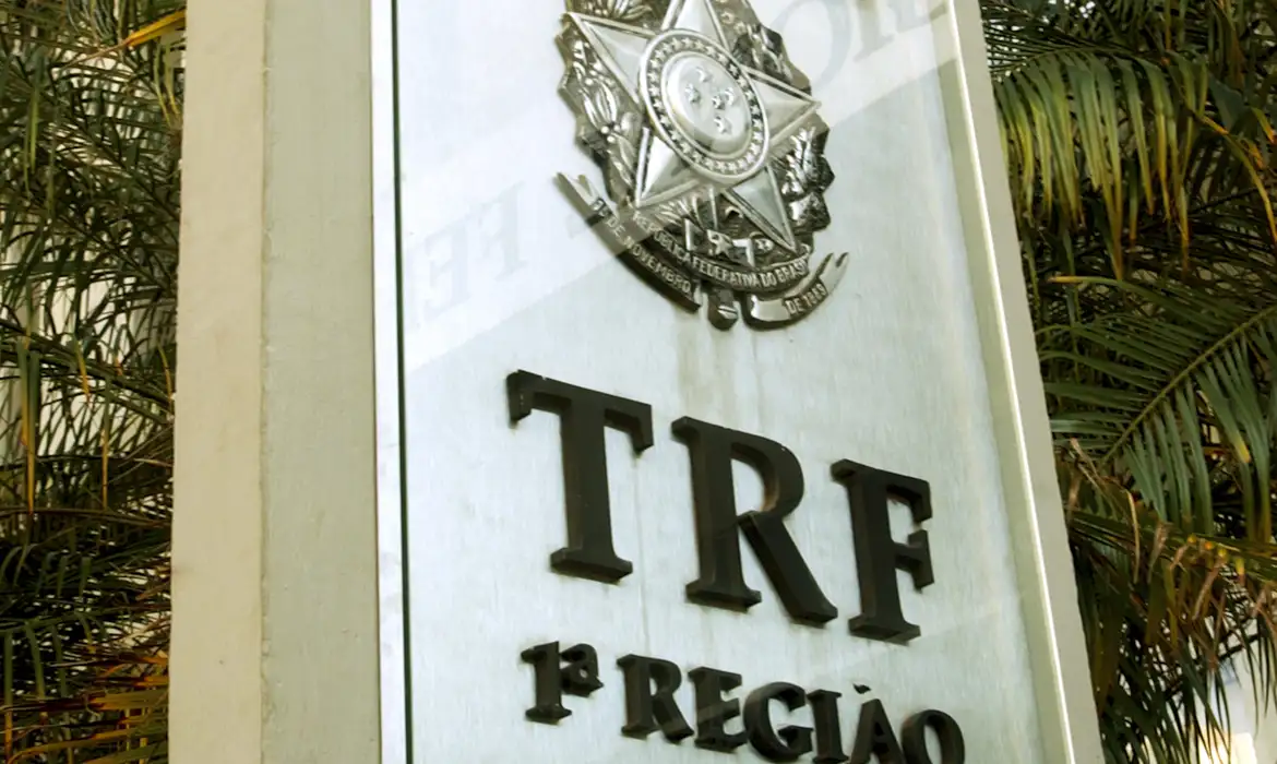 Servidora federal aposentada obtém isenção de IRPF devido ao reconhecimento de Alzheimer, decide TRF-1