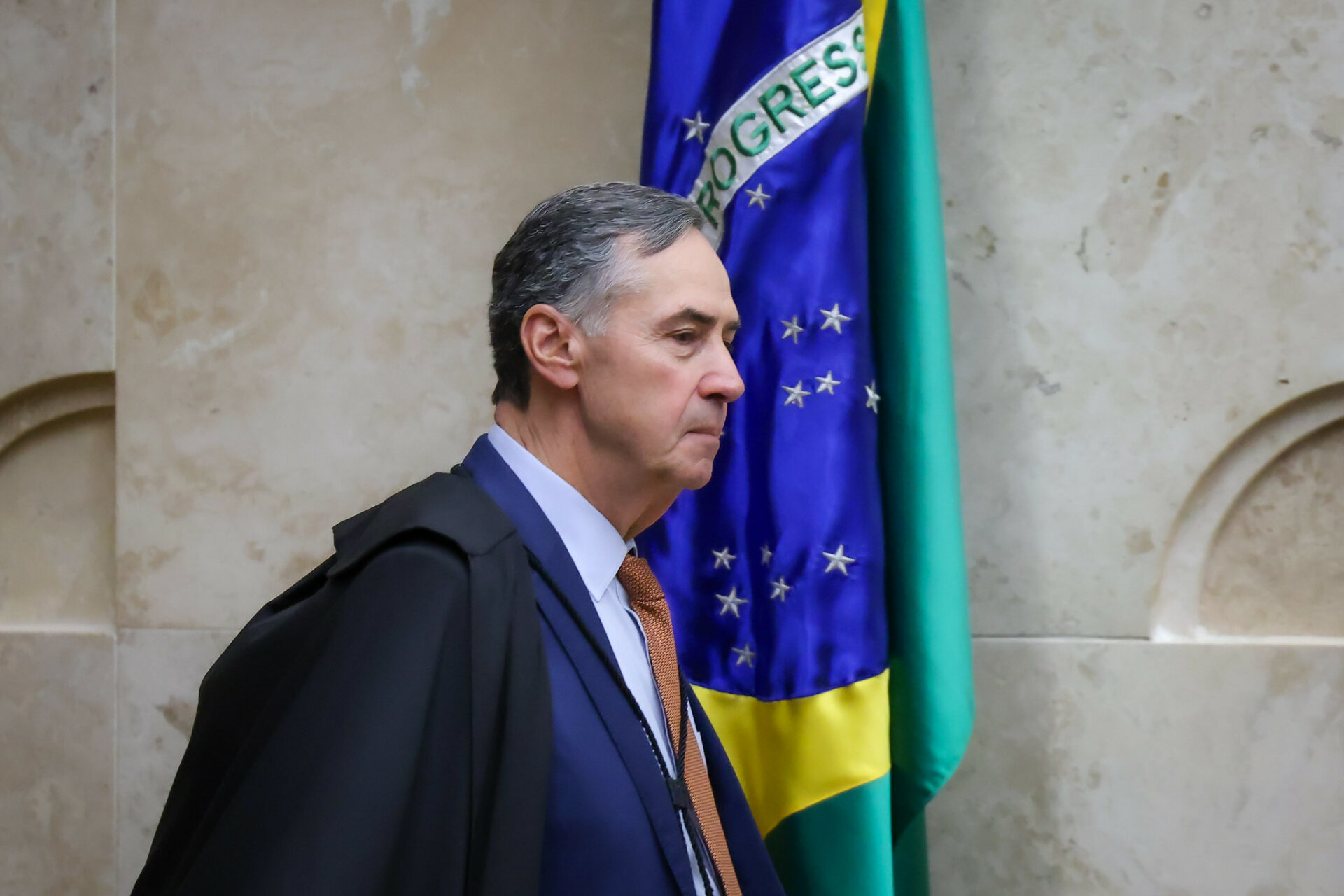 "É possível não gostar da Constituição, mas é ela que seguimos", diz Barroso ao rebater críticas ao STF