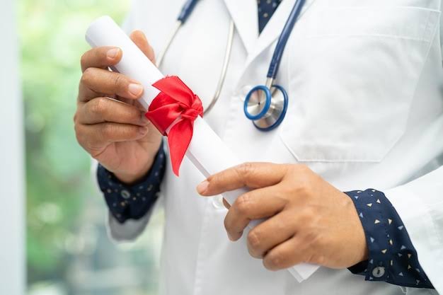 Instituição de ensino é obrigada a entregar diploma a médica impedida de exercer a profissão