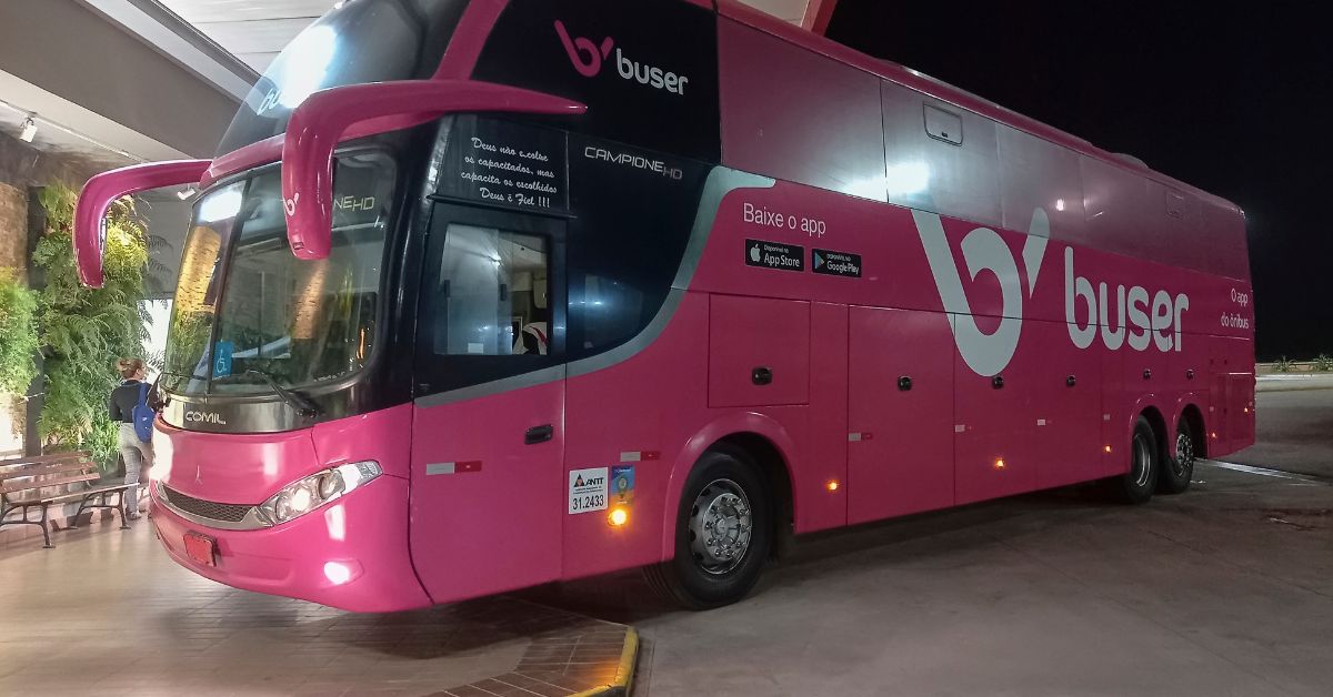 Buser é condenada a indenizar passageira após ônibus ficar sem combustível por 6 horas