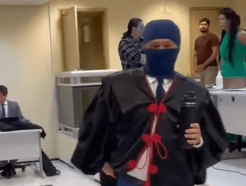 Advogado usa balaclava em júri para questionar identificação de réu