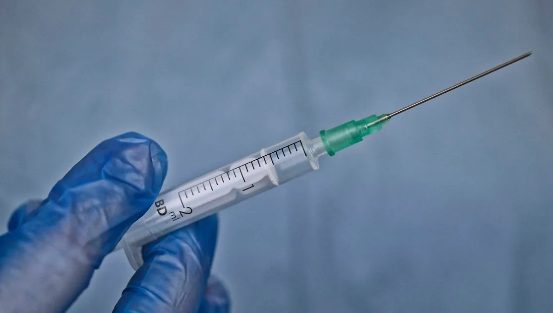 Hospital condenado a indenizar faxineira por ferimento com agulha em acidente de trabalho