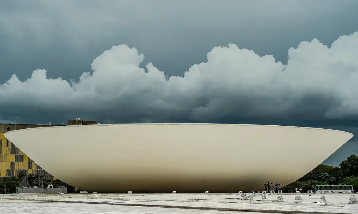 Câmara cita "convulsão" e pede que STF adie 7 perdas de mandato