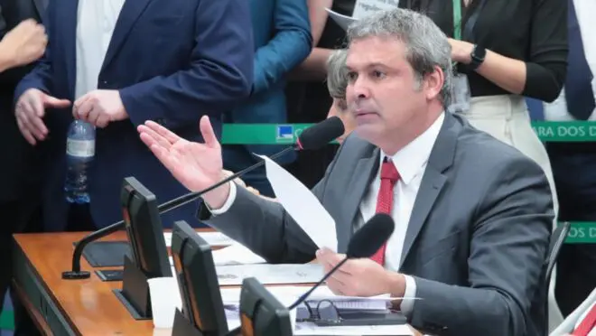 Lindbergh Farias apresenta queixa-crime ao STF contra Gustavo Gayer por injúria e difamação