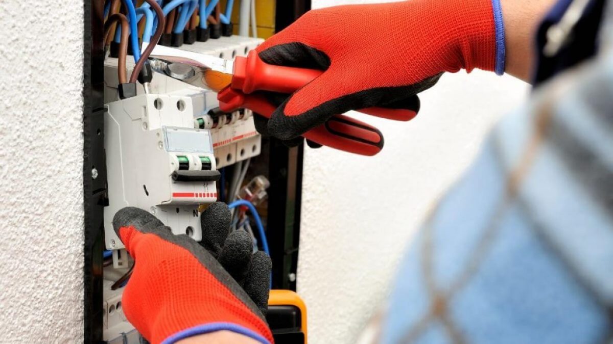 Cliente será indenizada após corte ilegal de energia e negativação indevida