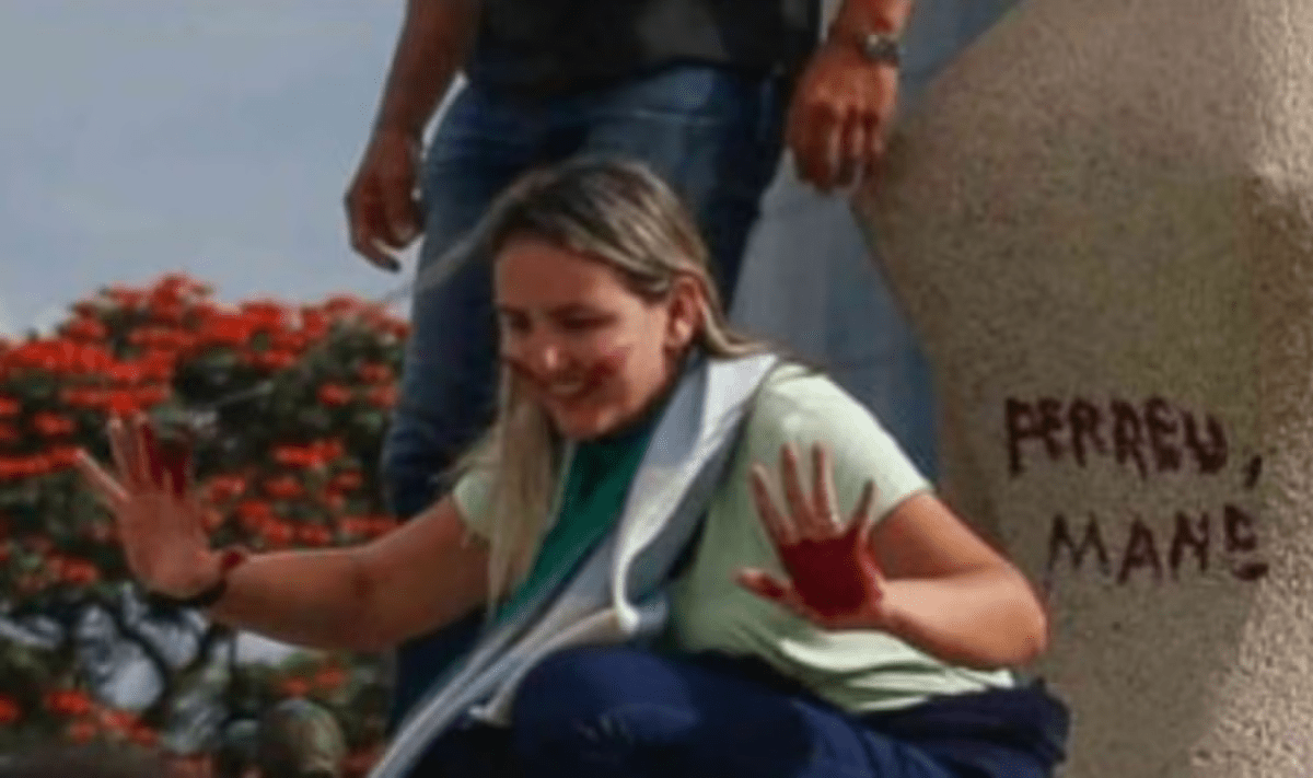 Moraes propõe 14 anos de prisão para mulher que pichou "perdeu, mané" no 8 de Janeiro