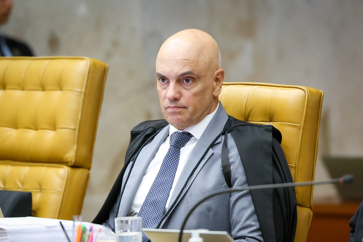 Moraes nega apreensão do passaporte de Eduardo Bolsonaro