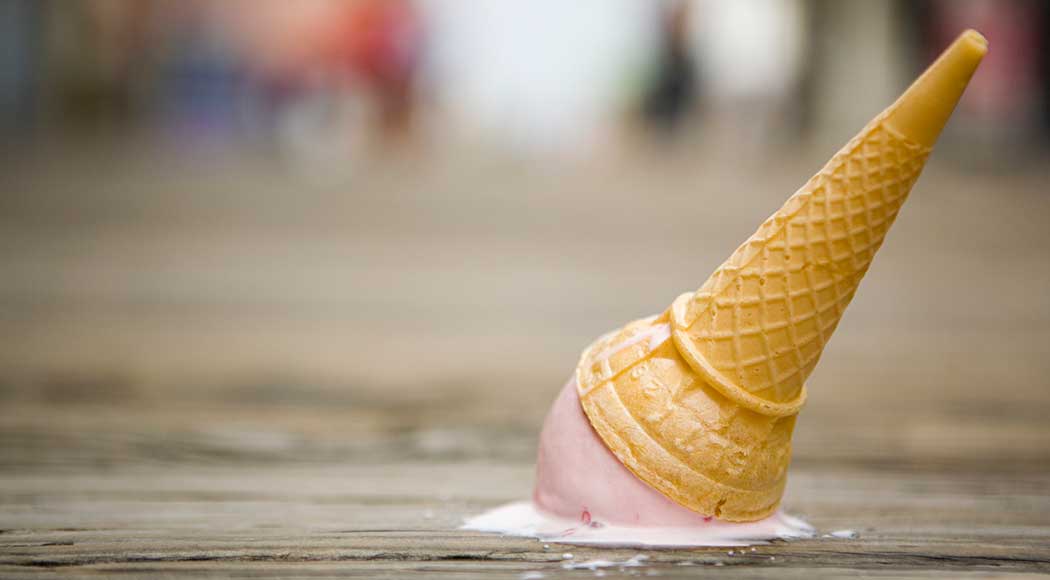 Cliente que fraturou joelho ao escorregar em sorvete será indenizada por shopping