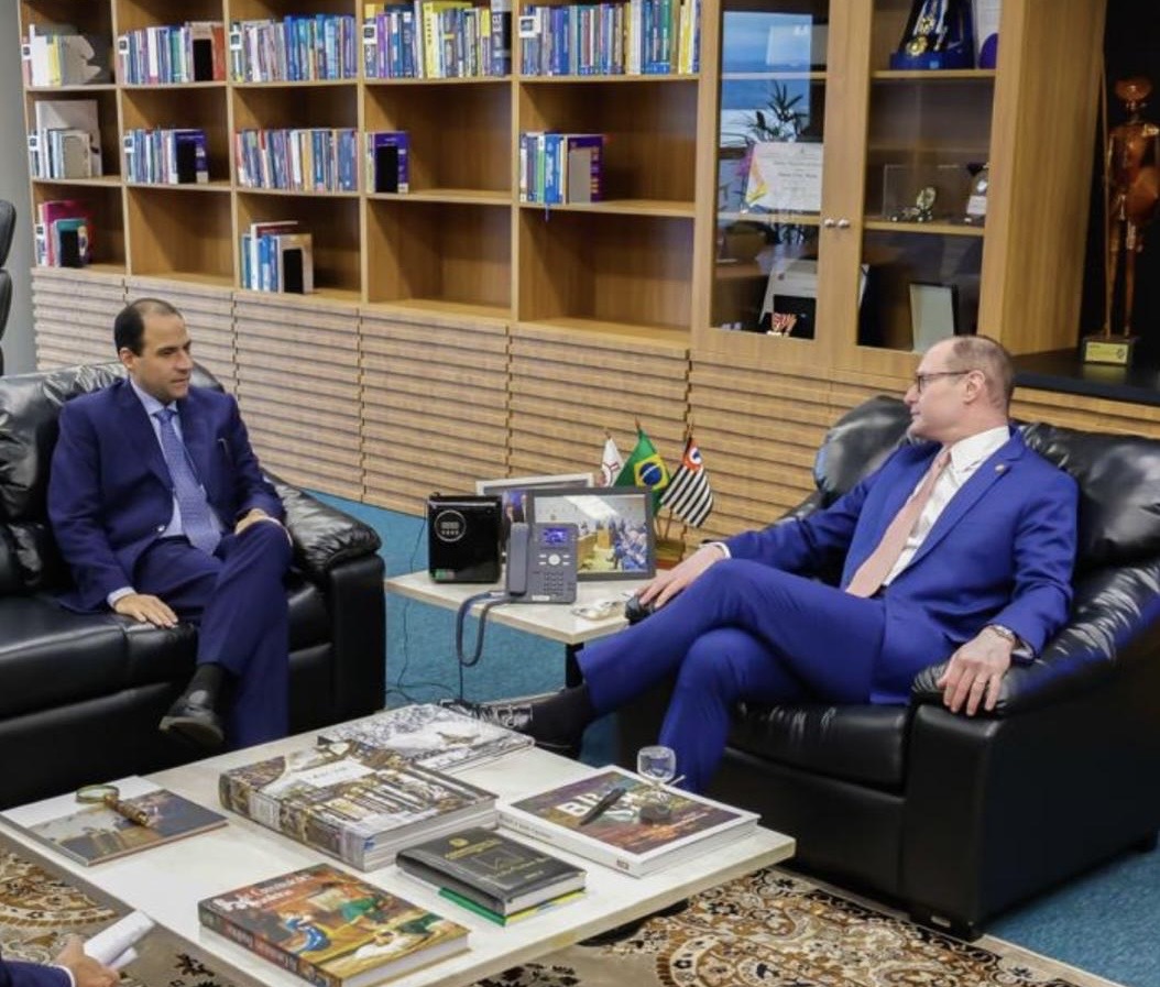 Ministro Zanin recebe presidente da OAB para tratar de restrição ao uso de celulares na Primeira Turma do STF e medida deverá ser revertida