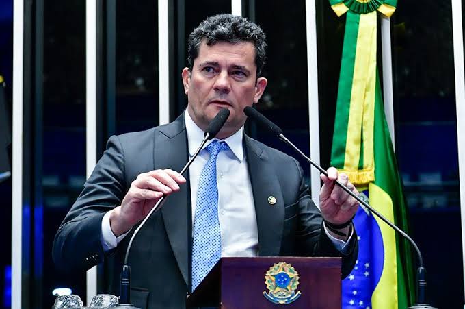 Moro pede vista em projeto que libera porte de arma para advogados