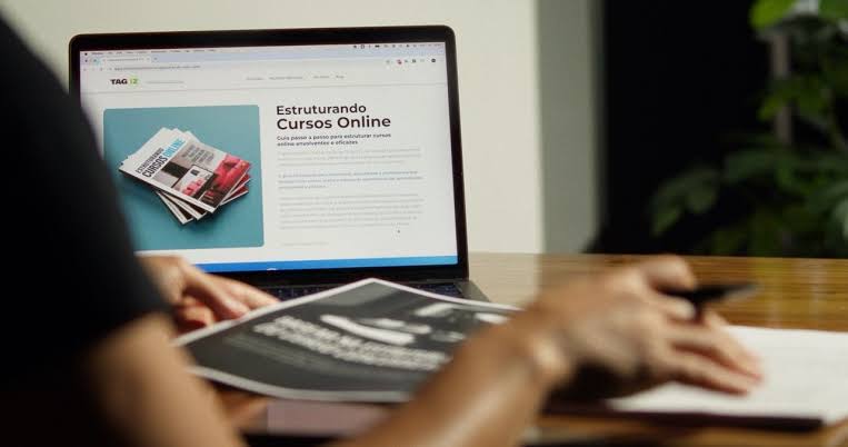 Venda não autorizada de materiais de curso leva réu a pagar indenização por danos materiais e morais