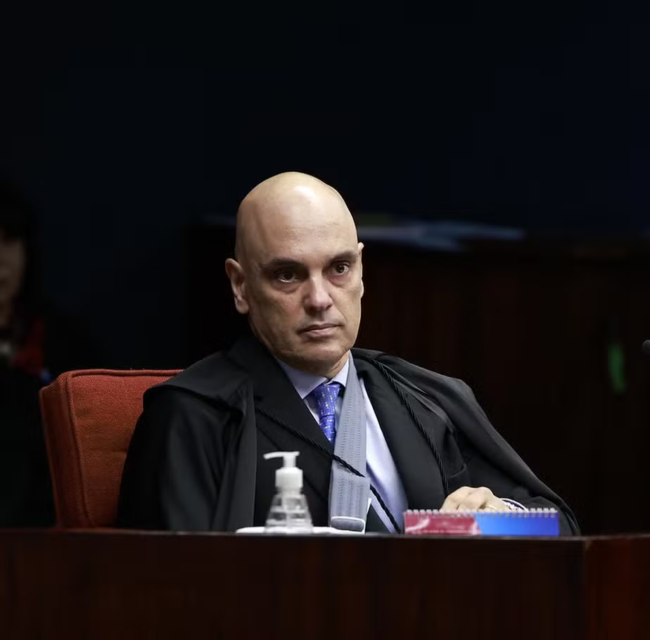 Alexandre de Moraes aparece com tipoia em sessão do STF após lesão em treino