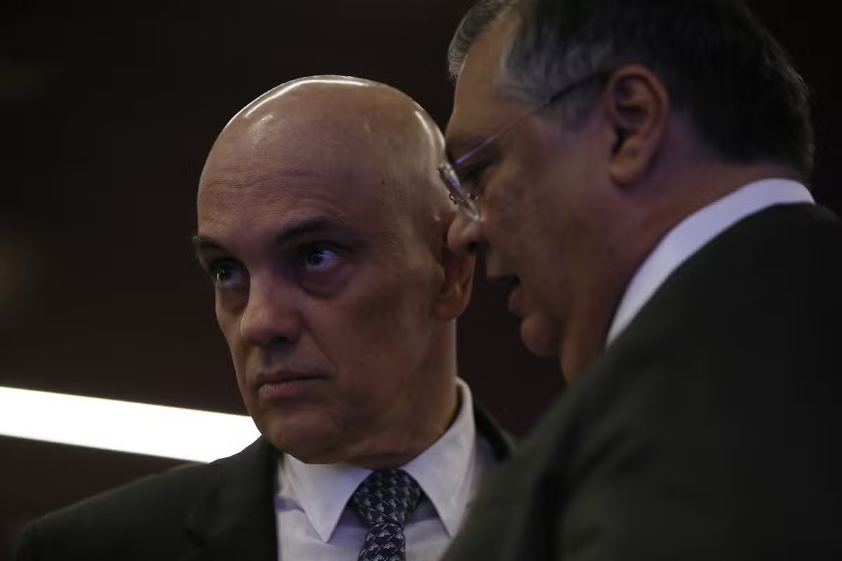 Moraes brinca com Dino durante sessão no STF e diz que colega é "candidato a Papa"