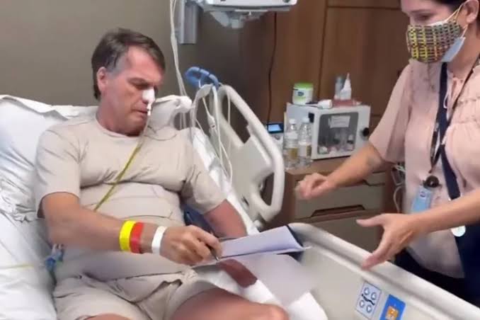 Ministros do STF apontam que Bolsonaro criou condição para ser intimado ao fazer live na UTI