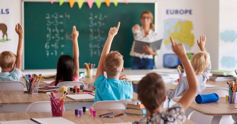 Escola é condenada a indenizar pais por não verificar idade em matrícula de aluna