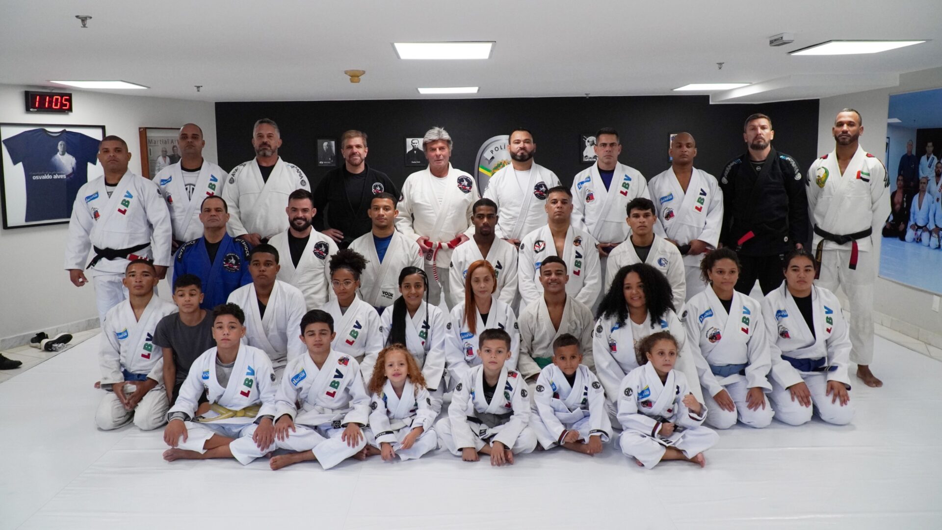 Crianças do Complexo da Maré fazem aula de jiu-jitsu com ministro do STF