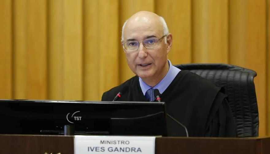 TST decide que contratação de corretora como pessoa jurídica não configura vínculo de emprego