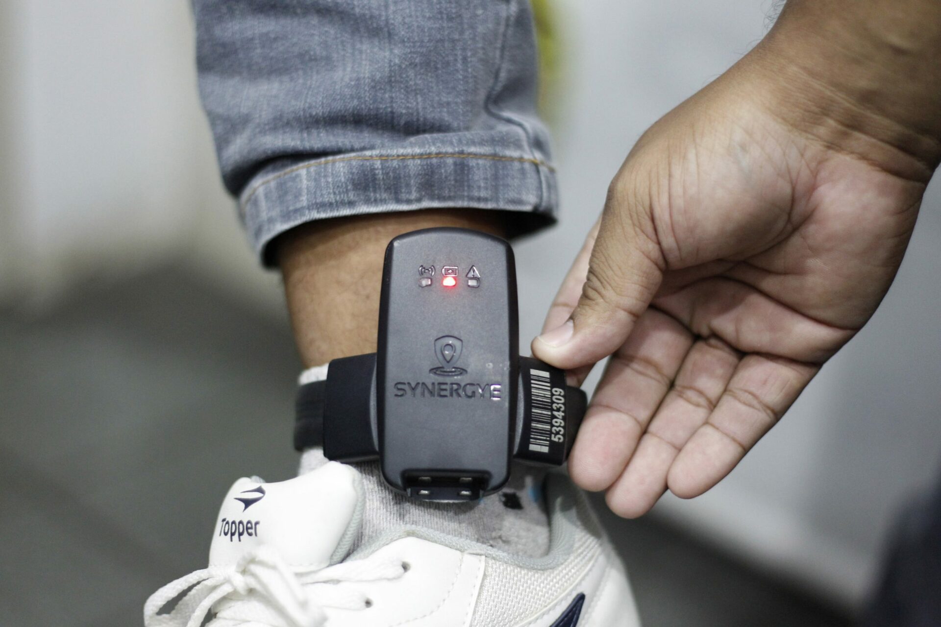 Sancionada lei que estabelece uso de tornozeleira em agressores de mulheres; medida altera Lei Maria da Penha