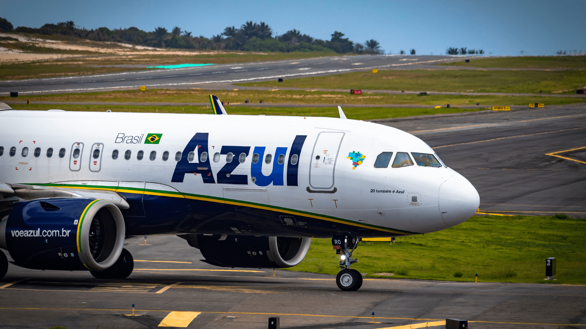 Azul é condenada a indenizar passageiros por cancelamento de voo e mudança de destino