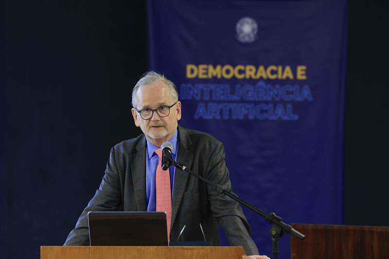 No STF, Lawrence Lessig alerta para ameaças da inteligência artificial à democracia