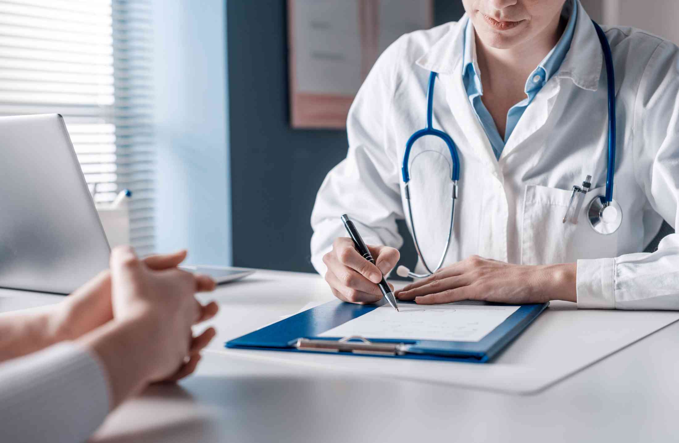 Entregar atestado médico adulterado e usufruir dos dias de afastamento vale justa causa, confirma TRT-SP