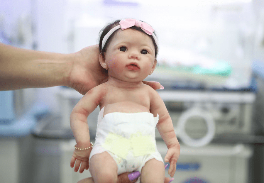 MÃE DE VERDADE: mulher afirma viver maternidade real com bebê reborn e processa empresa após ter licença negada