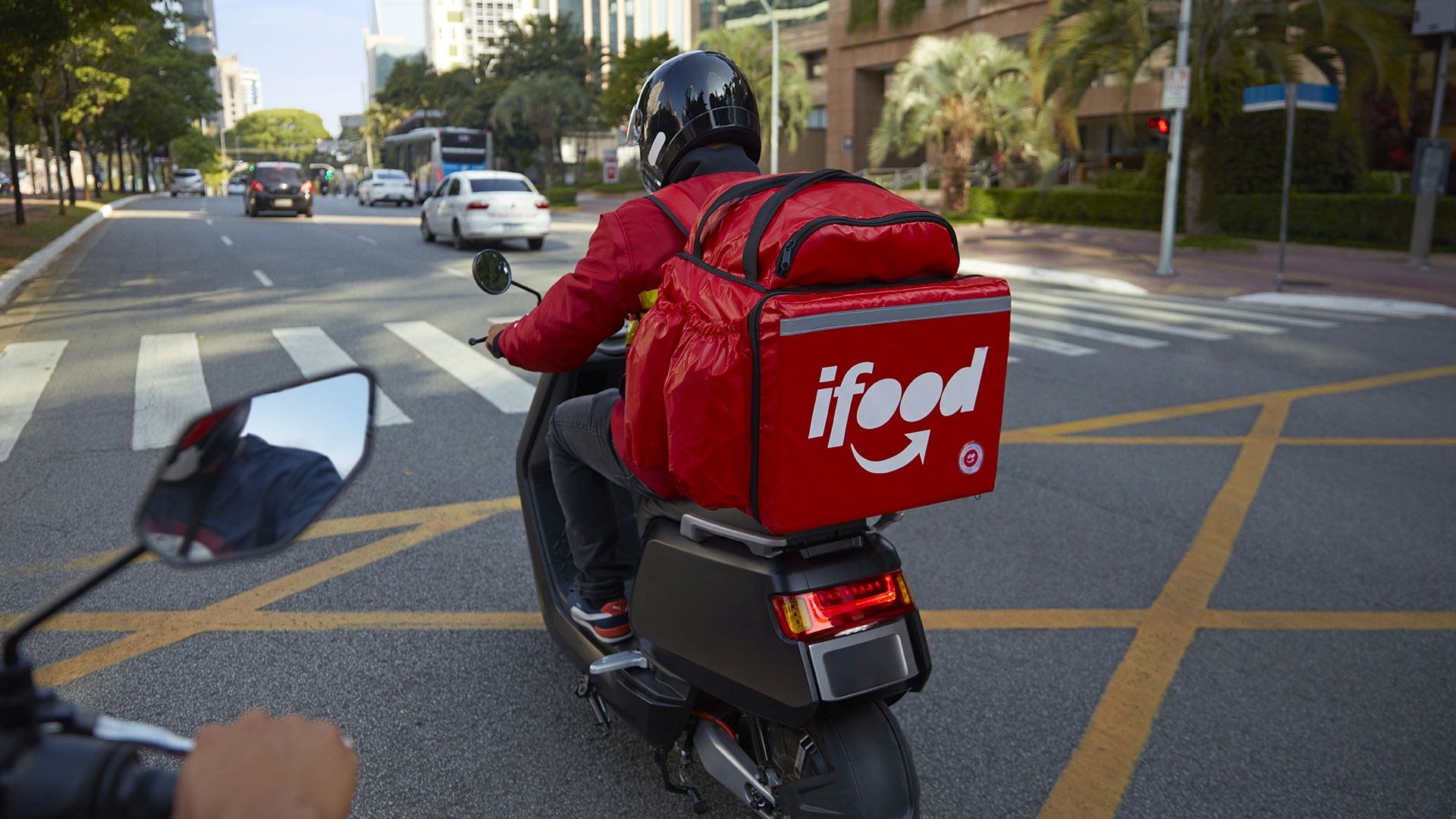 TRT-2 suspende decisão que obrigava iFood a reconhecer vínculo empregatício com entregadores