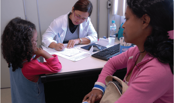Justiça mantém suspensa resolução que autorizava farmacêuticos a prescrever medicamentos