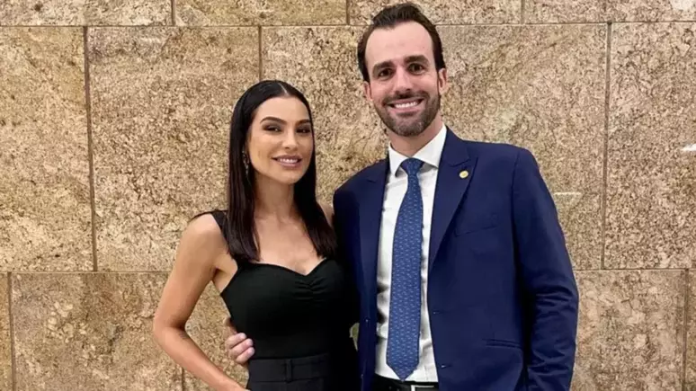 Deputado Lucas Bove pede à Justiça que sua ex-mulher, Cíntia Chagas, seja proibida de publicar sobre violência doméstica