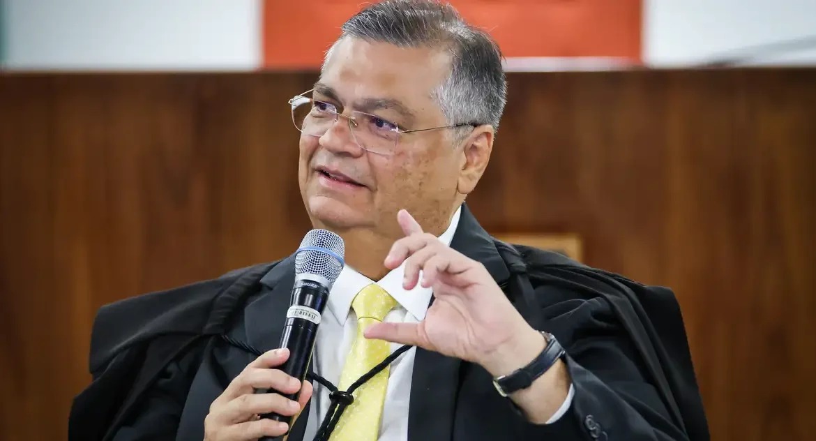 ''Deve ter emenda no céu, porque senão não seria o céu'', brinca Dino em audiência pública