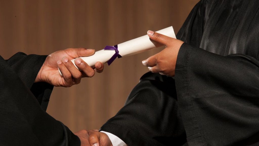 Justiça federal condena faculdade a pagar R$20 mil a ex-aluna por atraso de três anos na emissão de diploma