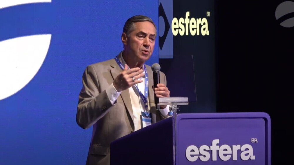 Barroso fala sobre regulação de IA e redes sociais, livre iniciativa e jantar com presidente do iFood em seu discurso no Fórum Esfera 2025